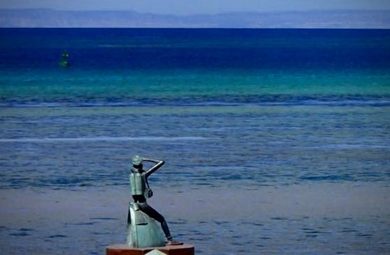 Jacques Cousteau statue in La Paz