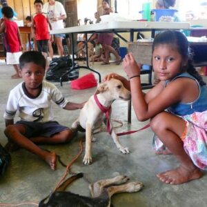 Des jeunes enfants et leur chien au village maya de Red Bank, Belize
