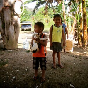 Enfants du village maya de Red Bank, Belize à la clinique de la FAVI