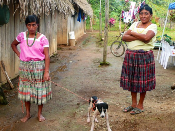 Femmes mayas à une clinique de la FAVI au Belize