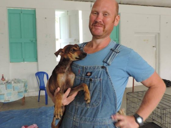 Bénévole indispensable à la clinique vétérinaire de la FAVI à Sarteneja, Belize