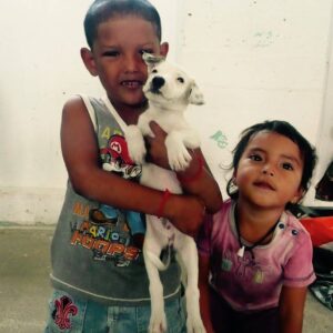 Enfants de Sarteneja au Belize avec leur chiot