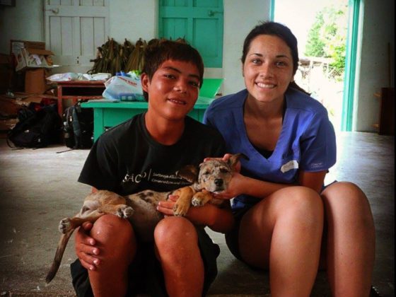 Bénévoles à la clinique vétérinaire de Sarteneja, Belize