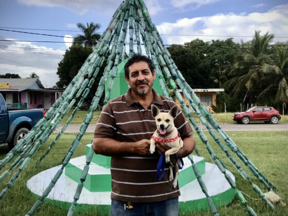 Un belizien et son chien à la clinique FAVI à San Joaquin, Belize