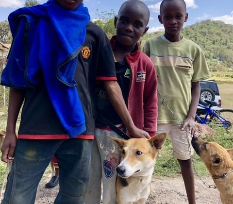 Jeunes tanzaniens et leur chien. Karibu!