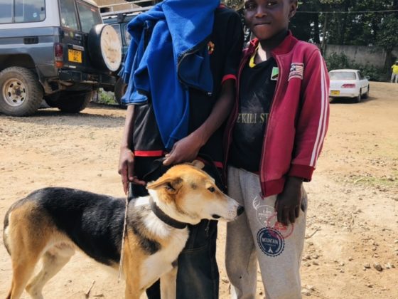 Deux jeunes tanzaniens et leur chien.