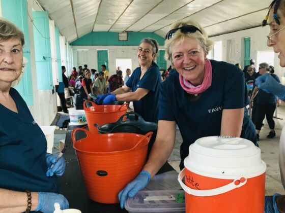 Station de nettoyage des instruments chirurgicaux à la clinique vétérinaire FAVI au Belize