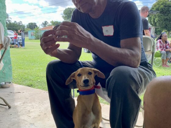Un belizien et son chien à la clinique vétérinaire FAVI au Belize